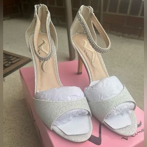 BRAND NEW Nina silver sparkly pumps, size 8!
